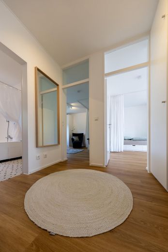 Umeblowany pokój na czas określony w mieszkaniu współdzielonym przez osoby pracujące – Flur mit Blick auf die Zimmer
