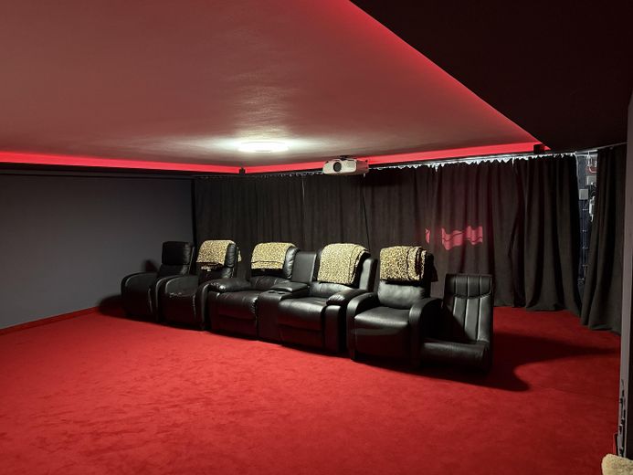 Havuz, ev sineması ve seçkin yaşam konforuyla aile cenneti – Kino 