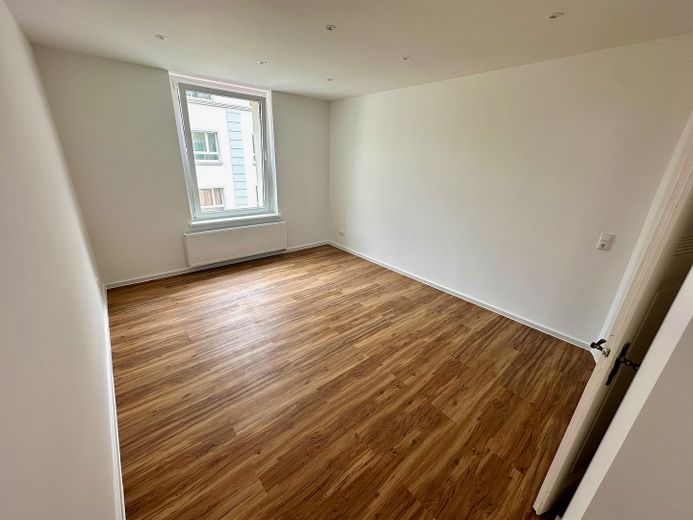 Lichtdurchflutete Altbauwohnung mit Einbauküche und Loggia - Erstbezug nach Sanierung – Zimmer 2