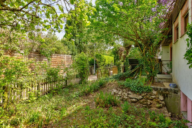 Freistehendes Haus mit Naturgarten (Biotop) und Dachgarten – Vorgarten von Westen