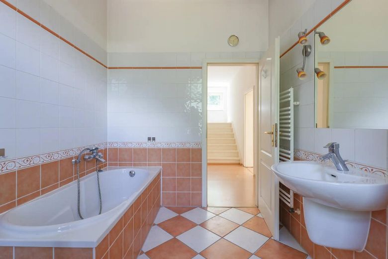 PROVISIONSFREI (Privatverkauf): Große 4-Zimmer-Wohnung in historischen Villa am Naturschutzgebiet – Foto 5