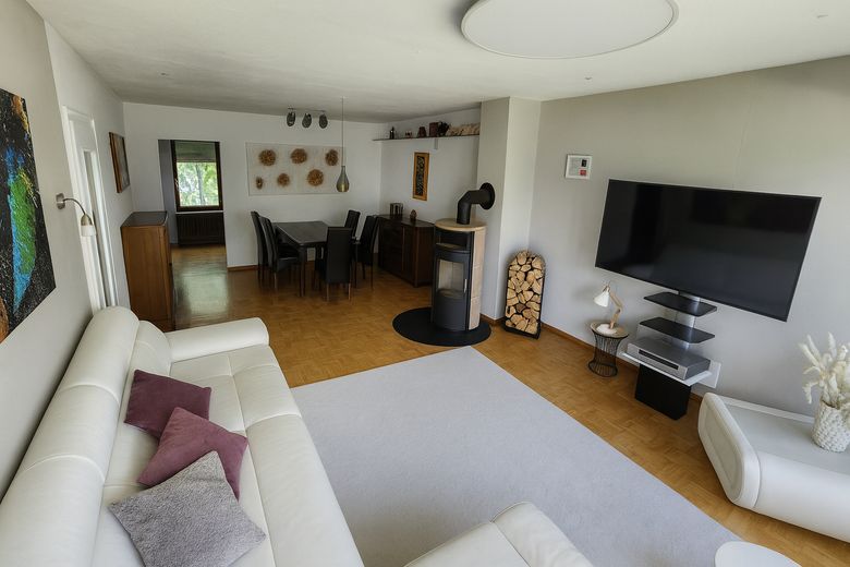 Großes Einfamilienhaus mit Einliegerbereich – ideal für Wohnen, Praxis oder Homeoffice – Wohnbereich mit Kamin