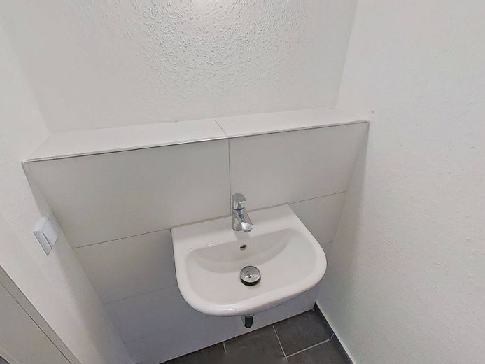 Moderne 3-Zimmer-Wohnung mit Balkon in fußläufiger Nähe zum Stadtzentrum – Ansicht I: Gäste-WC