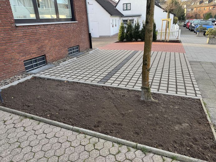 Erstbezug nach Sanierung: 2-Zimmer-Wohnung mit großem Balkon & Gartenblick in Duisburg-Rahm! – Stellplätze