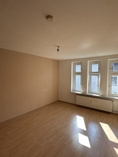 Prima occupazione dopo la ristrutturazione in elegante appartamento in edificio d’epoca – Wohnzimmer vor Sanierung