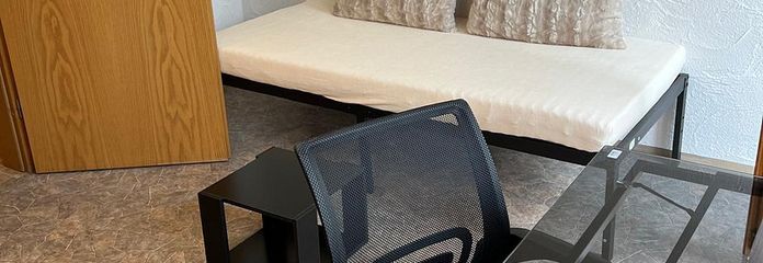 Vollmöblierte 1-Zimmer-Wohnung in ruhiger Umgebung – Wohn-/Schlafbereich