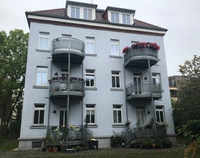 ruhige, helle 2-Raum Wohnung mit Parkettboden + Balkon + Küche – Außenansicht