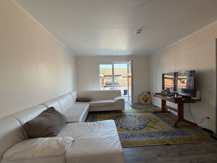 *Zentral gelegene 2 Zimmer Wohnung für Singles oder Pärchen per sofort zu vermieten !!!* – Wohnzimmer