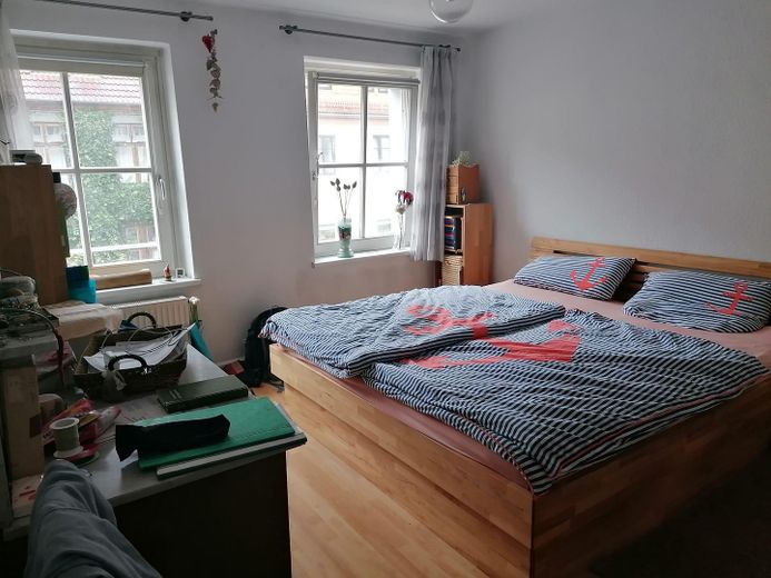 Sonnige 2-Zimmer-ETW, Balkon, 1.Etage, östl. Altstadt, v.privat – Schlafen