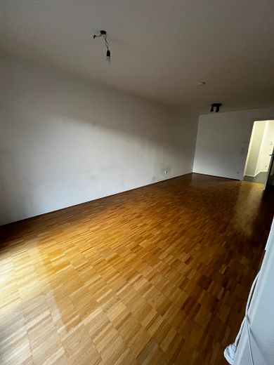 Licht 2-kamerappartement met balkon, inbouwkeuken & ondergrondse parkeerplaats in Ingolstadt – Wohn-/Esszimmer
