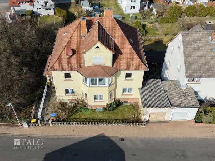 +++Stadtvilla mit 3 Wohneinheiten und großem Grundstück in zentraler Lage+++ – Haus vorne von oben