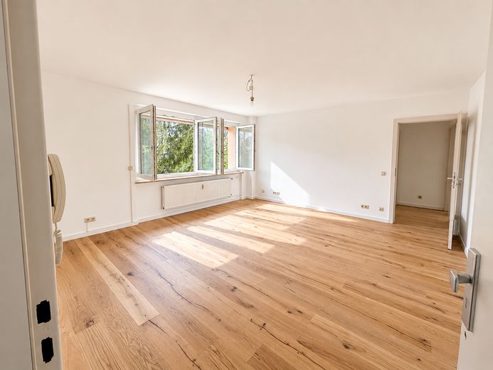 Modernisierte 3-Zimmer-Wohnung mit großem Westbalkon ins Grüne und TG – provisionsfrei – Wohnzimmer