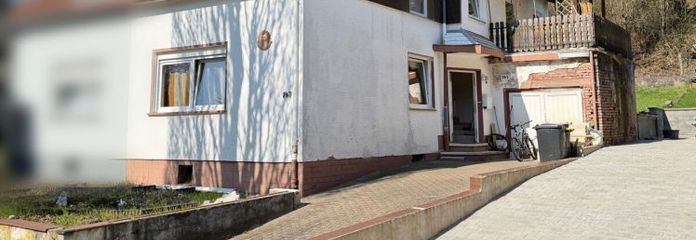 Напівбудинок із садом і паркувальним місцем — потребує ремонту
