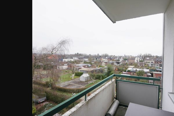 Stilvolle, gepflegte 3-Raum-Wohnung mit Balkon in Ac-Forst, WG-geeignet