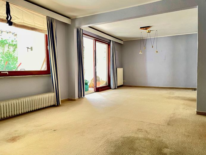 Architektoniczny klasyk z potencjałem w centralnej lokalizacji – Zimmer Kellergeschoss