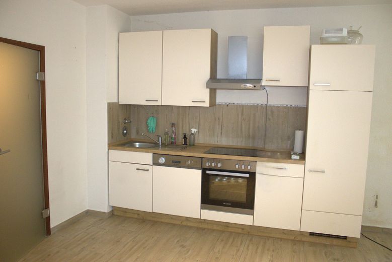 Komfortabel, modernisiert und durchdacht: Ihre neue 2-Zimmer-Wohnung im Erdgeschoss mit Tiefgarage – Küche/Wohnzimmer