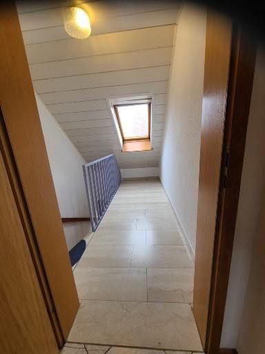 SOFORT BEZUGSFREI! Sehr geräumige lichtdurchflutete 4-Zi- Maisonette-Wohnung inkl. Balkon, Carport – Flur OG