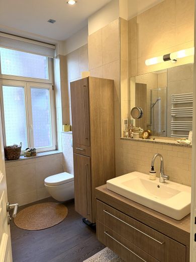 Jugendstilwoning, ruim, licht en gemoderniseerd in Mauritz-binnenstad !! – Badezimmer