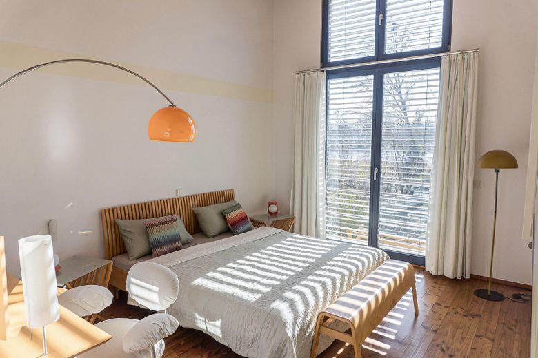 Lichtdurchfluteter Schlafraum