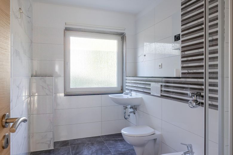 Wie neu: Modernisierte 3-Zimmer-Wohnung mit hochwertiger Küche in ruhiger Lage. – Bad