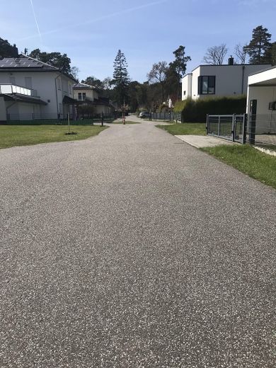 gepflegte  Privatstraße