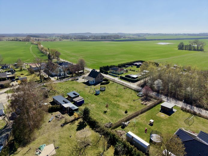 Provisions- und bauträgerfrei: Voll erschlossenes Baugrundstück in Kartlow – 10 Min. bis Wismar! – Drohne Nord
