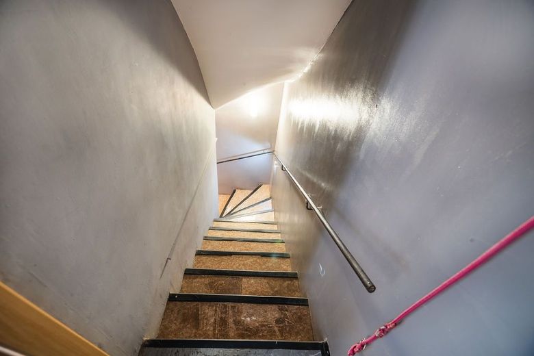 Doppelhaushälfte in Höhr-Grenzhausen - mit großer überdachter Terrasse, Garten und Garage – Treppe zur Einliegerwohnung