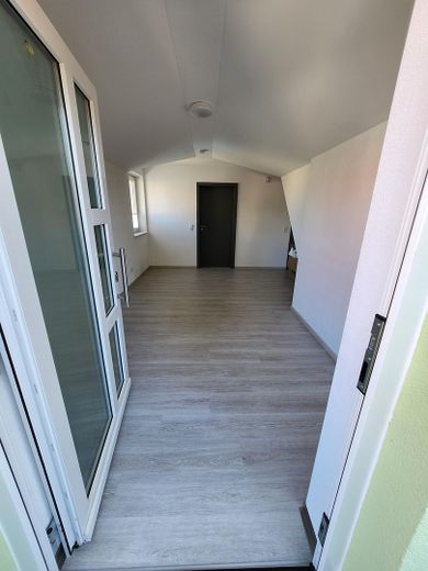Sofort bezugsfrei! Moderne Dachgeschosswohnung mit Glasfaser, Balkon – inklusive Küchenzeile. – Eingang