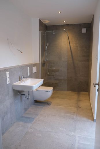 شقة بمساحة 71 m² - مشرقة، عالية الجودة، مميزة – Badezimmer mit Regendusche