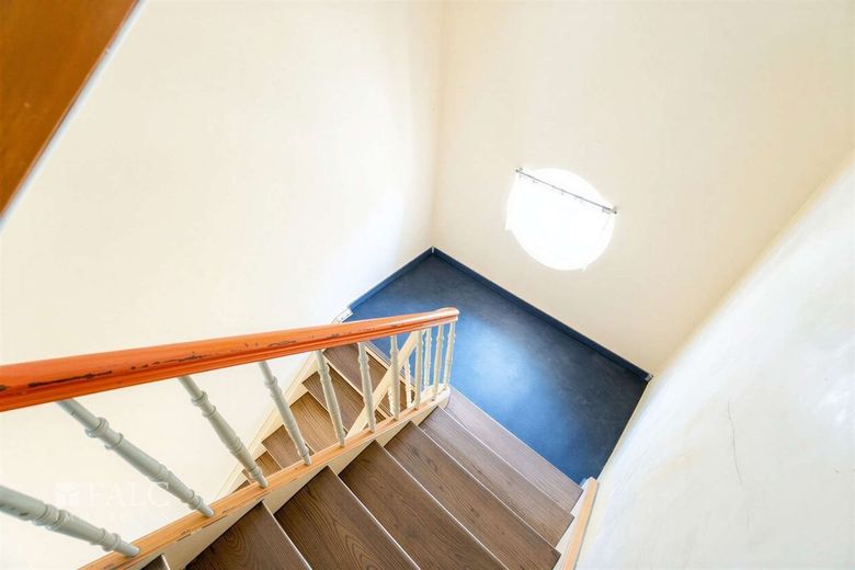 3- Familienhaus in der Stadtmitte von Neunkirchen zu verkaufen! – Treppenaufgang 2.OG