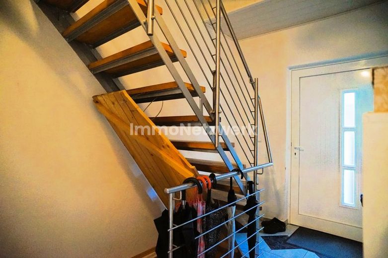 Bad Wildbad: Behaglich, bestsaniert, bezugsfertig! Sympathisches Einfamilienhaus in bester Lage. – Flur und Treppe