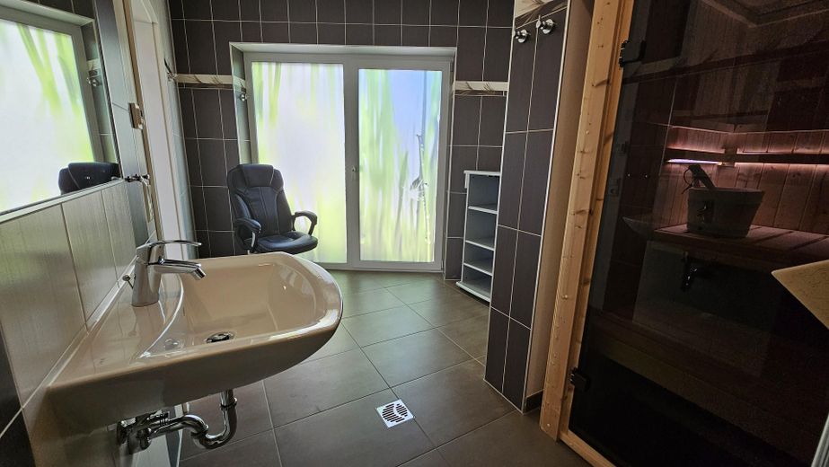 Sauna mit Zugang zu Terrasse