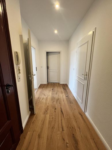 Instálese y disfrute: a estrenar tras una renovación integral, con balcón – Flur
