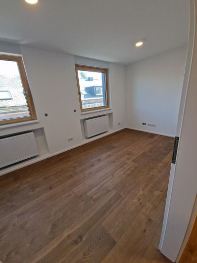 Pierwszy wynajem po remoncie generalnym - luksusowe 3-pokojowe mieszkanie w centralnej lokalizacji Trewiru – Schlafzimmer 1