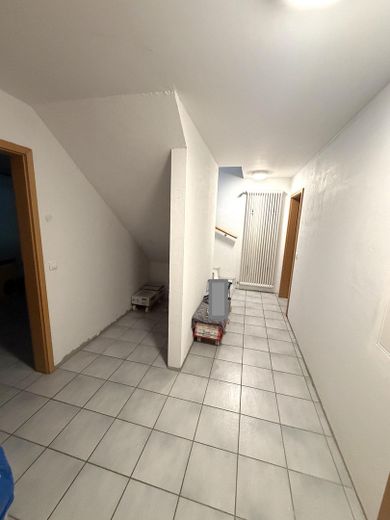 Spacious Modern Semi-Detached House with Potential – UG Diele