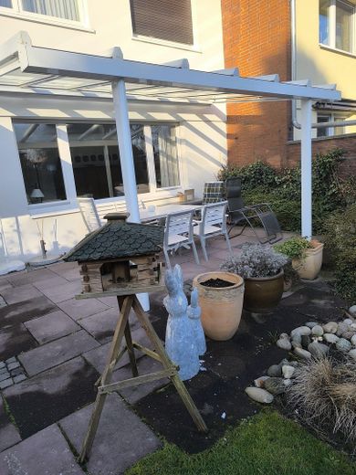 Provisionsfrei für Käufer | Familienhaus in Toplage | Bieterverfahren ab 389.000 € – überdachte Terrasse