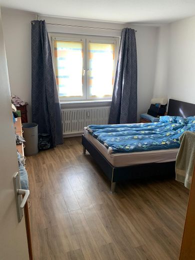 Moderno apartamento de 2,5 habitaciones con balcón orientado al oeste – Schlafzimmer