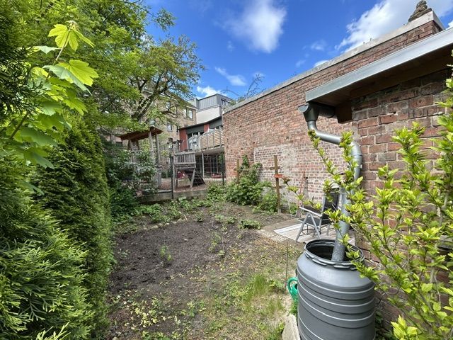 8 Parteien-Mehrfamilienhaus + + im tollen Umfeld + + 1 Garage und ein kleiner Garten am Innenhof – kleiner Garten am Innenhof