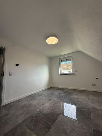Charmantes, kernsaniertes Einfamilienhaus mit hochwertiger Ausstattung – 3-Schlafzimmer im OG