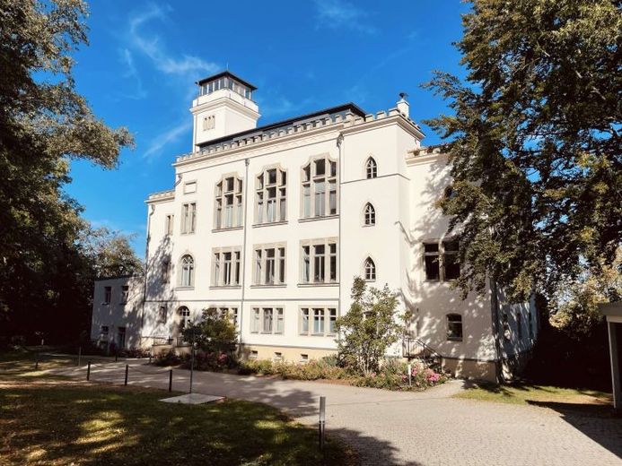 Wohnen in der Schlossvilla in traumhafter Lage - Dresden-Cossebaude – Foto 1