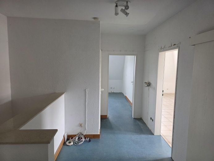 Rara opportunità nel Kreuzviertel: appartamento su due livelli, ca. 145 m², 4 locali, balcone – senza provvigione – 3. OG_Diele (1)