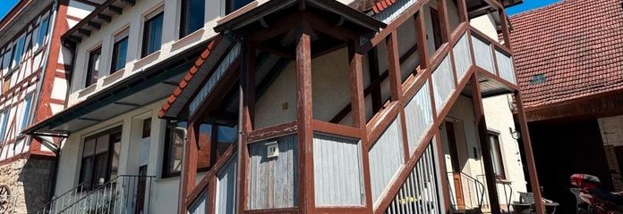 Großzügiges Mehrfamilienhaus mit Sauna in Nentershausen-Süß – Seitenansicht mit 2. Eingang