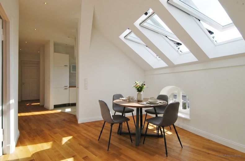 Vivienda moderna con apariencia histórica - Piso en propiedad completamente renovado - directamente del propietario – Wohndiele - virtuell möbliert