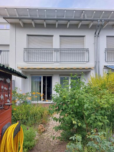 Gut gepflegtes Reihenhaus mit Grasdach – Garten
