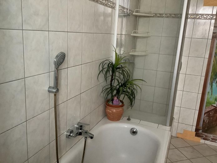 Stylowe mieszkanie 2-pokojowe, pełne światła / blisko centrum – Badewanne + Dusche