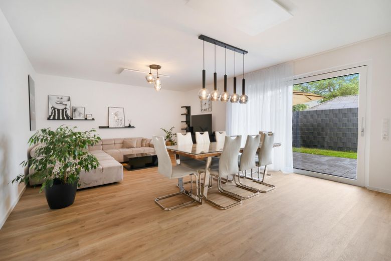 Construction neuve spacieuse avec logement indépendant, installation photovoltaïque et concept d’utilisation polyvalent à Meppen-Rühle – Wohnzimmer EG