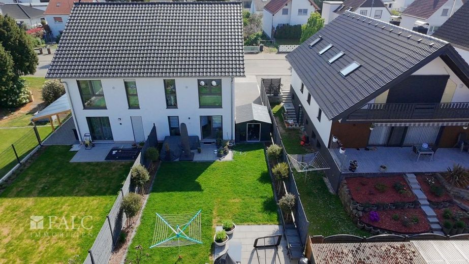 Neuwertige Doppelhaushälfte aus 2023 mit Garten – Gartenbereich