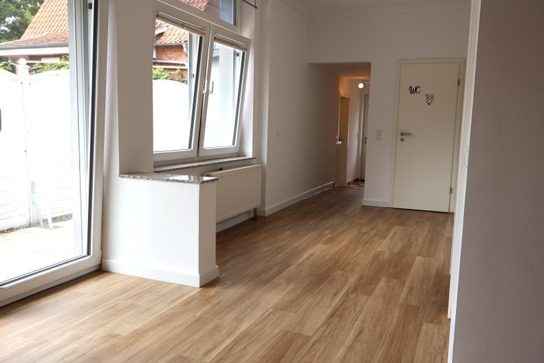 Hell geschnittene 105 m² Einliegerwohnung mit Terrasse & Wohnküche – Flur