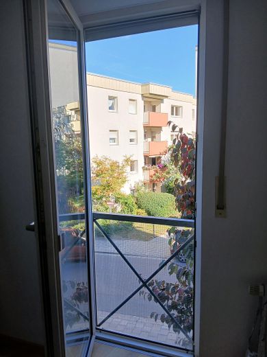 Affascinante bilocale con balcone e posto auto in autorimessa interrata — Regensburg-Galgenberg – Schlafzimmerfenster