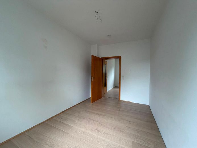 Helle 3 Zimmer Erdgeschoss Wohnung, frei ab 01.09.2026 – Zimmer 2 Blick zur Tür